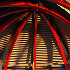 Innenansicht eines der Apsidendächer der Großen Thermen mit den charakteristischen roten Stahlträgern.